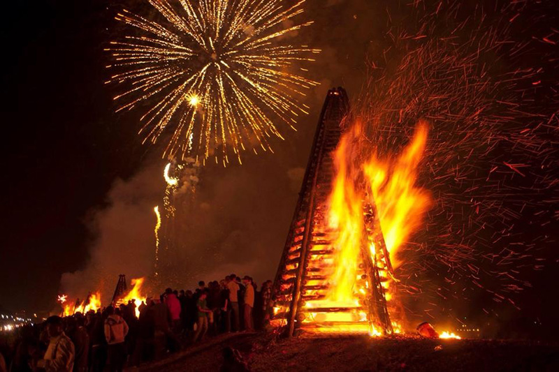 Fires on the Levee: A Christmas Eve Tradition in Louisiana | Daily Reader | Smokingpipes.com
